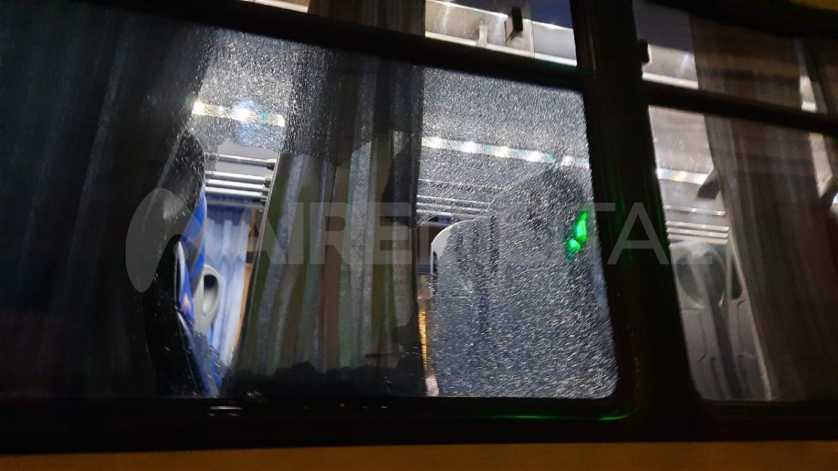 La ventanilla del colectivo resultó totalmente dañada en el trayecto por ruta 1.