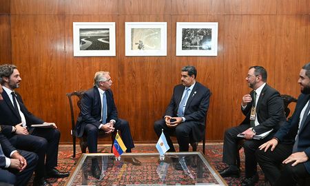 El presidente Alberto Fernández mantuvo una reunión bilateral con el presidente de la República Bolivariana de Venezuela, Nicolás Maduro. El presidente Alberto Fernández mantuvo una reunión bilateral con el presidente de la República Bolivariana de Venezuela, Nicolás Maduro.