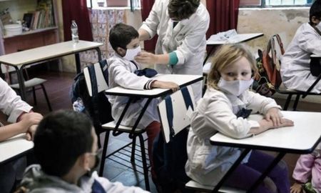 El ministerio de Salud recomienda mantener el uso del barbijo en espacios cerrados como aulas, en el transporte público y en el ámbito de la salud. El ministerio de Salud recomienda mantener el uso del barbijo en espacios cerrados como aulas, en el transporte público y en el ámbito de la salud.