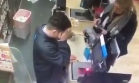 Tenía resaca, fingió un desmayo para zafar del trabajo y se volvió viral Tenía resaca, fingió un desmayo para zafar del trabajo y se volvió viral