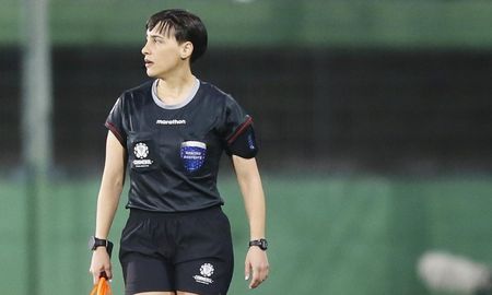 Daiana Milone es la quinta árbitra en Colón vs Racing. Daiana Milone es la quinta árbitra en Colón vs Racing.