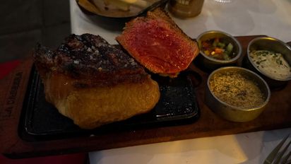 Cuánto cuesta un bife de chorizo corte mariposa en La Cabrera