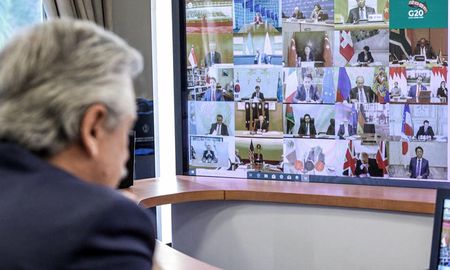 Previo a la cita de los mandatarios, se desarrollará la cuarta y última reunión de los sherpas del G20 que comenzará mañana y culminará el jueves, donde los referentes de todos los países que integran ese foro buscará consensos, de cara a la Cumbre de Líderes, que por primera vez se hará de modo virtual, a raíz de la pandemia de coronavirus.
