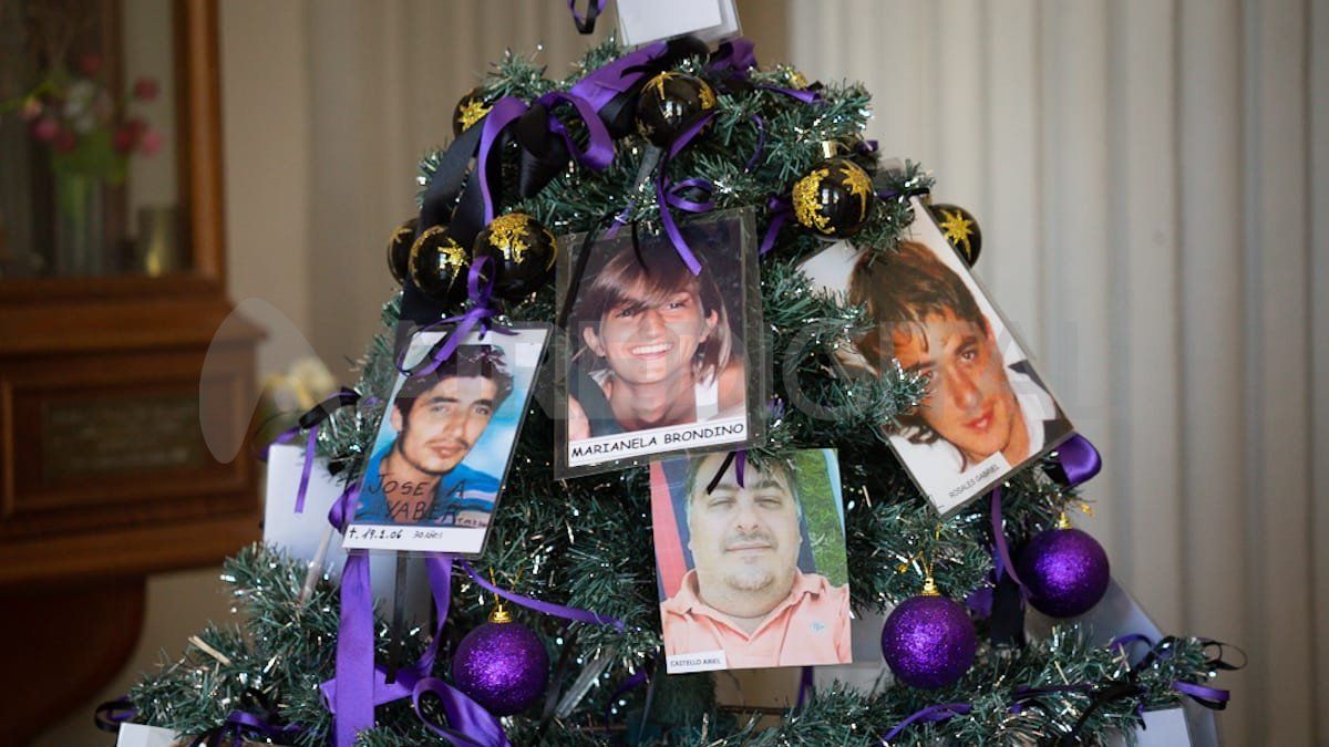 El árbol contiene fotos y nombres de las víctimas de la inseguridad en Santa Fe.