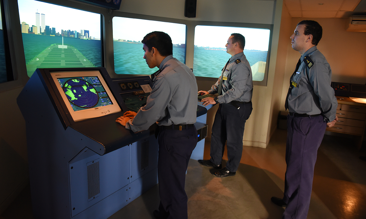 La licenciatura en Plantas Propulsoras Marinas es una de las carreras menos estudiadas. La licenciatura en Plantas Propulsoras Marinas es una de las carreras menos estudiadas.