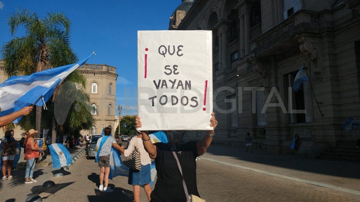 Las personas que se movilizaron este sábado fueron convocadas en repudio del Vacunatorio Vip