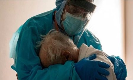 El emotivo abrazo de un médico a un abuelo internado en terapia intensiva que conmueve al mundo El emotivo abrazo de un médico a un abuelo internado en terapia intensiva que conmueve al mundo