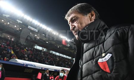 El técnico sabalero Julio César Falcioni no está cómodo y tampoco ayudan los resultados. El técnico sabalero Julio César Falcioni no está cómodo y tampoco ayudan los resultados.