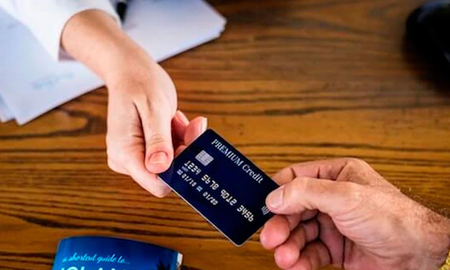 Sacó una tarjeta de crédito hace 10 años y ahora debe más de 140.000 dólares: Estoy en quiebra Sacó una tarjeta de crédito hace 10 años y ahora debe más de 140.000 dólares: Estoy en quiebra