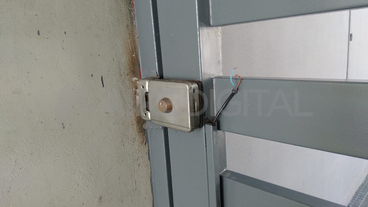 Para ingresar al edificio el ladrón rompió los cables de la cerradura magnética. A pesar de sus esfuerzos