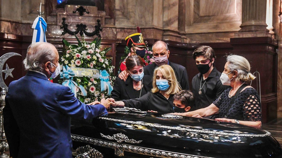 Eduardo Ménem, Zulema Yoma, Zulemita Ménem y otros familiares tuvieron un momento a solas en el Salón Azul para darle el último adiós al expresidente.