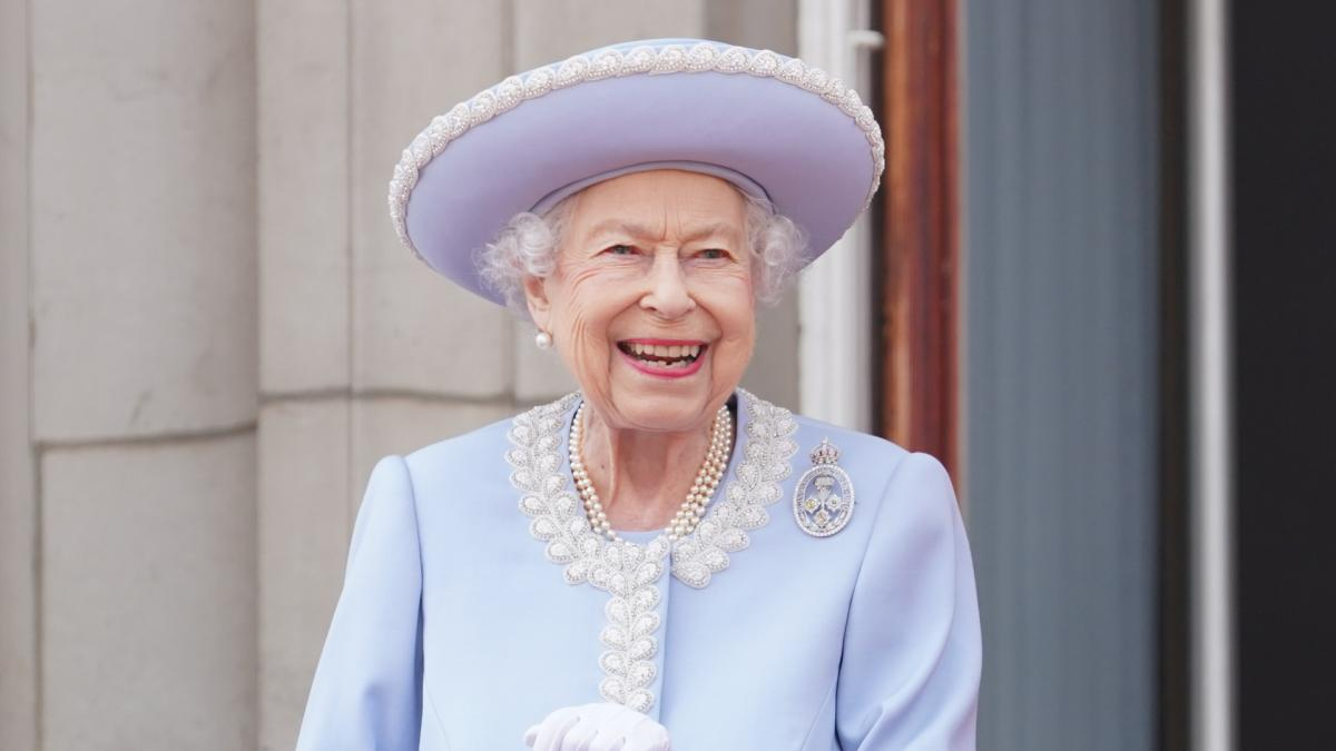 La reina Isabel II, de 96 años, apareció en el balcón del Palacio junto a su primo, el duque de Kent, para presenciar el colorido desfile de las tropas de los regimientos británicos.