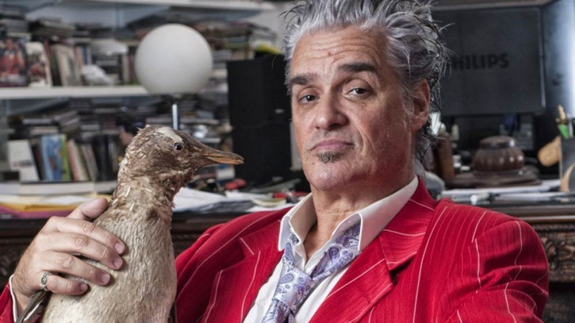 Tras las denuncias por acoso, Roberto Pettinato toca el saxo a la gorra