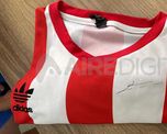 El santafesino Agustín Torres del Sel logró que Tamim bin Hamad Al Thani firmara una camiseta de Unión.