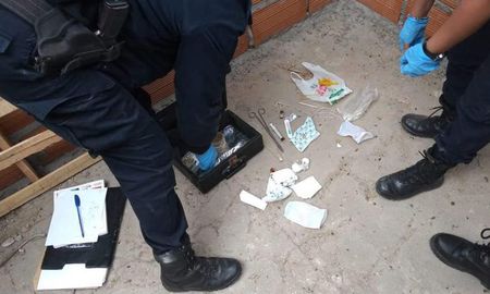 La Policía descubrió instrumentos quirúrgicos, pastillas, mantas con manchas, que serán peritadas. La Policía descubrió instrumentos quirúrgicos, pastillas, mantas con manchas, que serán peritadas.
