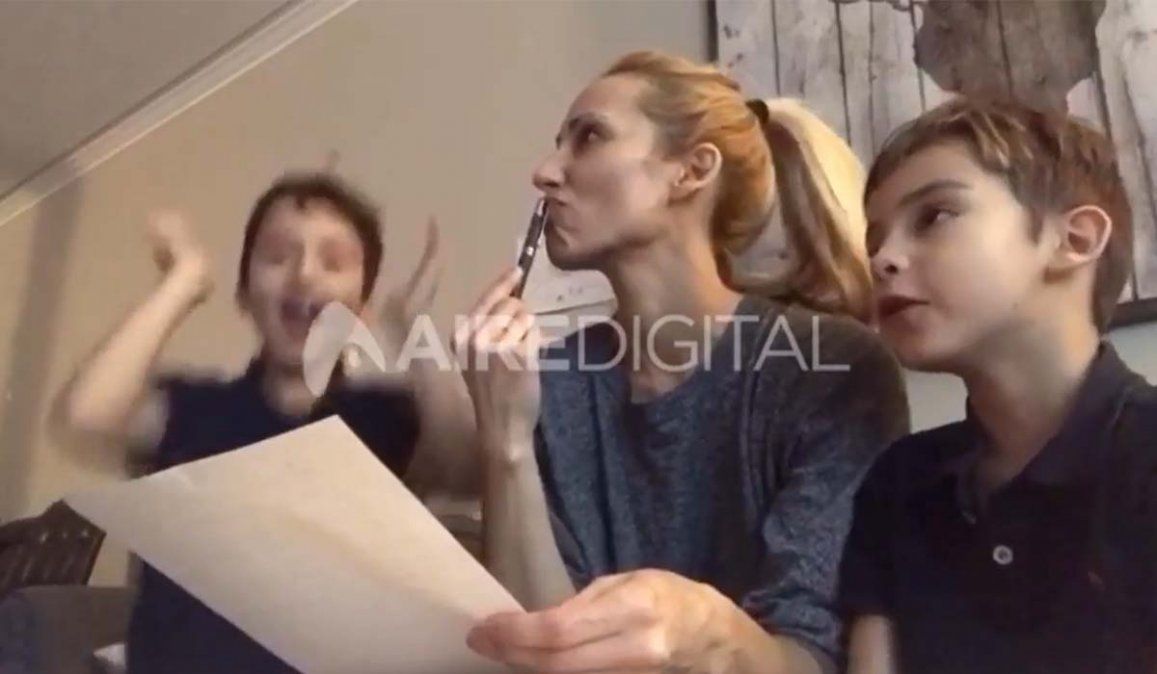 Una santafesina le enseña Soy Sabalero a sus hijos canadienses