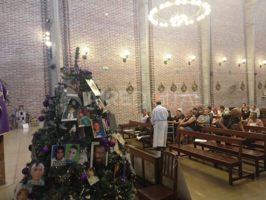 Con más fotos en el arbolito, se realizó la misa por las víctimas inocentes de la inseguridad