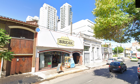 El robo se produjo en la puerta de un drugstore ubicado en Aristóbulo del Valle, a metros de Bulevar. El robo se produjo en la puerta de un drugstore ubicado en Aristóbulo del Valle, a metros de Bulevar.