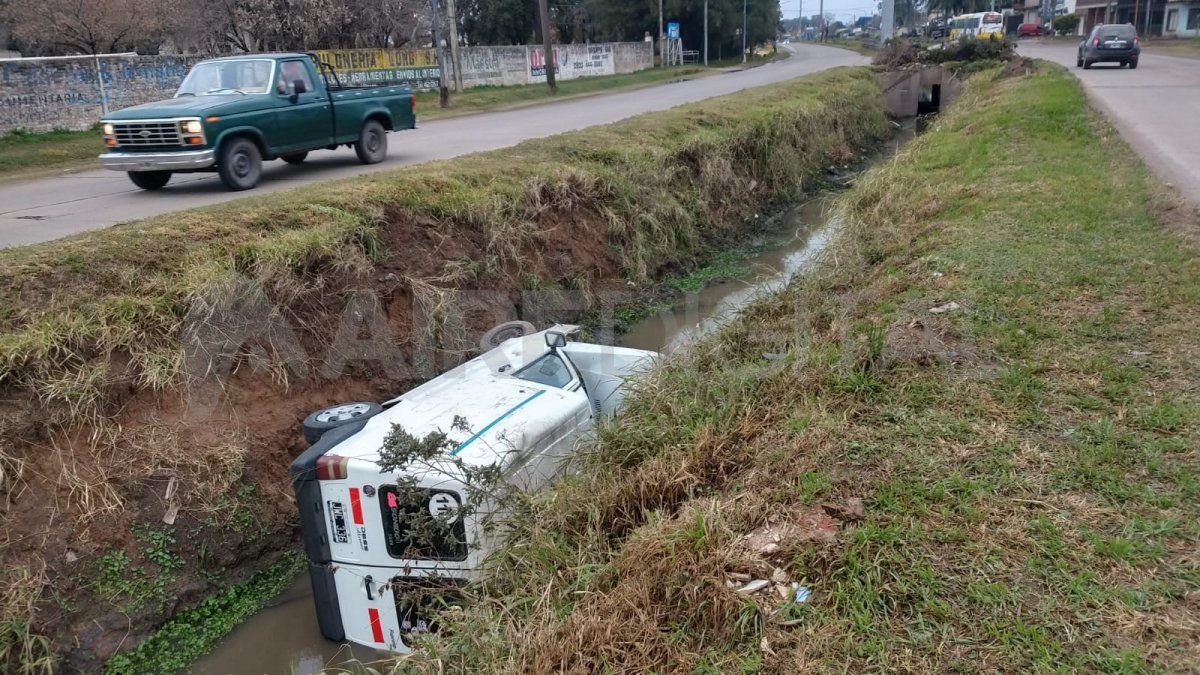 Un utilitario Fiat cayó el fin de semana anterior en Aristóbulo del Valle al 10.300 y estuvo dos días dentro del zanjón.