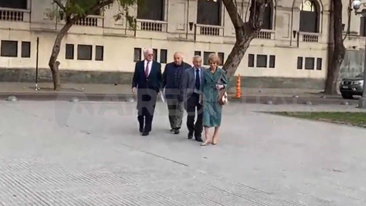 Spuler, Gutiérrez, Falistocco y Gastaldi, cruzando la Plaza 25 de Mayo para luego reunirse con el Gobernador en Casa de Gobierno. 