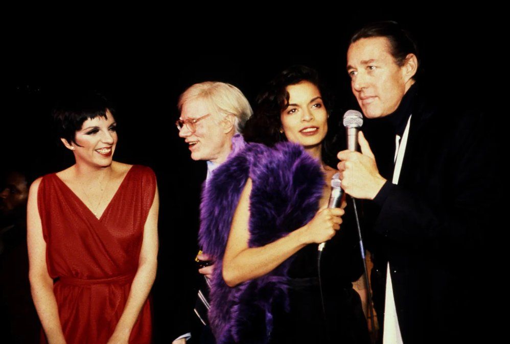 Liza Minnelli, Andy Warhol, Bianca Jagger y Halston en Nueva York durante la década de los 70.