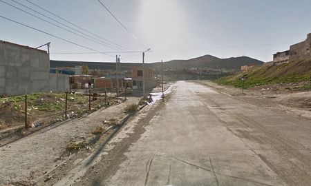 El insólito episodio se registró alrededor de las 3:40 de la madrugada del domingo, cuando la mujer, de 22 años, volvía a su casa en el barrio San Cayetano, en Comodoro Rivadavia. El insólito episodio se registró alrededor de las 3:40 de la madrugada del domingo, cuando la mujer, de 22 años, volvía a su casa en el barrio San Cayetano, en Comodoro Rivadavia.
