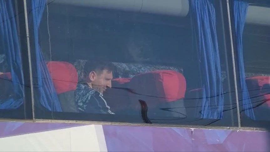 Lionel Messi arriba del micro -ya ploteado con Argentina Campeón- en las inmediaciones del predio de la AFA.