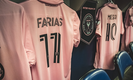 Se filtró el nuevo modelo de camiseta que usará Lionel Messi y Facundo Farías en Inter Miami. Se filtró el nuevo modelo de camiseta que usará Lionel Messi y Facundo Farías en Inter Miami.
