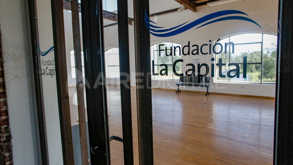 Las puertas vidriadas ya cierran el ala norte del Marconetti y están ploteadas con la inscripción Fundación La Capital. Los empleados municipales