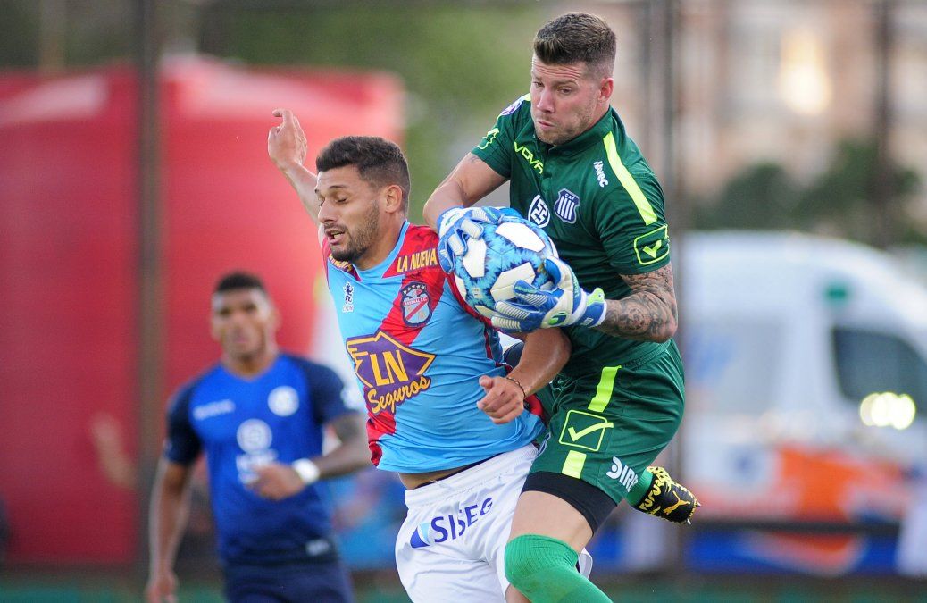 Arsenal no aprovechó la ventaja numérica y empató con Talleres como local