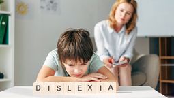 Los signos de la dislexia suelen aparecer en los primeros años de la escuela primaria.