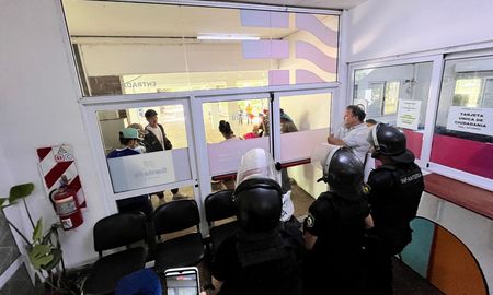 Militantes de organizaciones sociales ingresaron al Ministerio de Desarrollo Humano de Santa Fe y los desalojó la Policía. Militantes de organizaciones sociales ingresaron al Ministerio de Desarrollo Humano de Santa Fe y los desalojó la Policía.