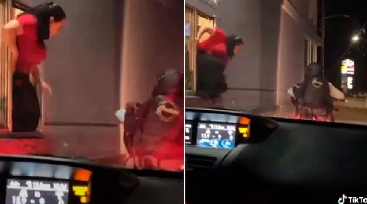 Estaba trabajando en un Automac cuando llegó su novio con su amante arriba de una moto y enloqueció