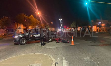 Accidente López y Planes y Pedro Zenteno: chocaron un patrullero y una moto