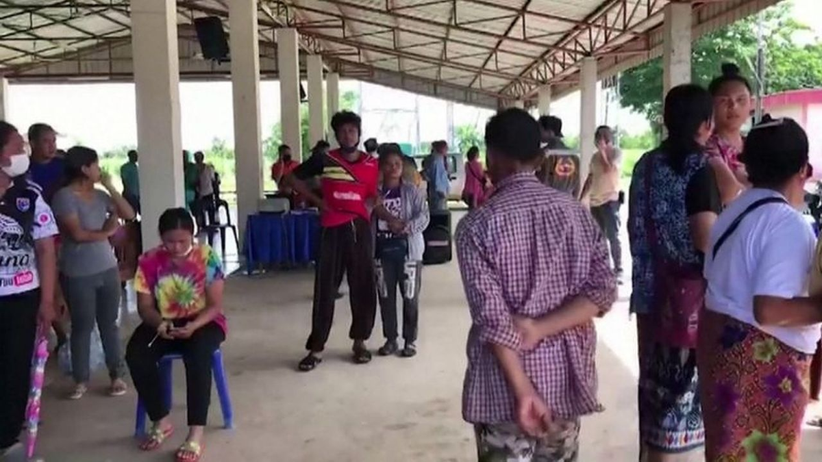 Los videos publicados mostraban sábanas que cubrían lo que parecían ser cuerpos de niños que yacían en charcos de sangre.