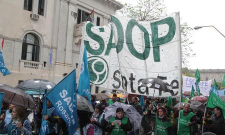 Docentes privados de Santa Fe y Rosario reclamaron el adelanto del incremento del 2% previsto para enero del año próximo.&nbsp;