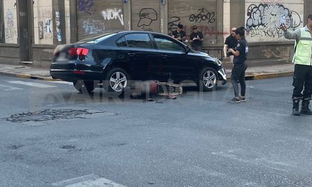 Una moto terminó debajo de un auto en pleno microcentro de Santa Fe. Una moto terminó debajo de un auto en pleno microcentro de Santa Fe.