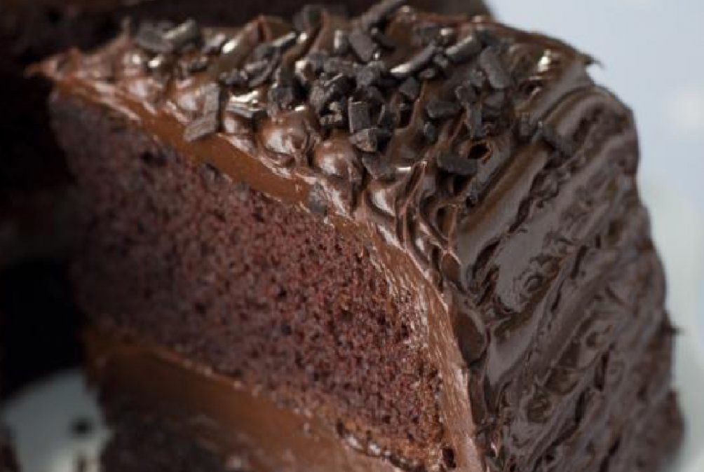 Cómo hacer una torta húmeda de chocolate decorada