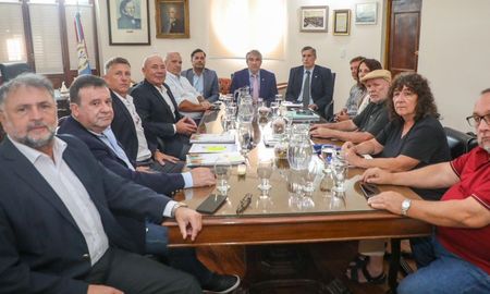 Los gremios de la Administración Central de Santa Fe aceptaron la propuesta salarial para el trimestre abril-junio. Los gremios de la Administración Central de Santa Fe aceptaron la propuesta salarial para el trimestre abril-junio.