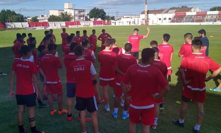 Dos jugadores de 9 de Julio de Rafaela aislados por ser contactos estrechos de un caso positivo. Dos jugadores de 9 de Julio de Rafaela aislados por ser contactos estrechos de un caso positivo.