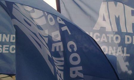 Amra solicitó un aumento del 60%, la recategorización de los trabajadores precarizados y una evaluación de la salud de los médicos. Amra solicitó un aumento del 60%, la recategorización de los trabajadores precarizados y una evaluación de la salud de los médicos.