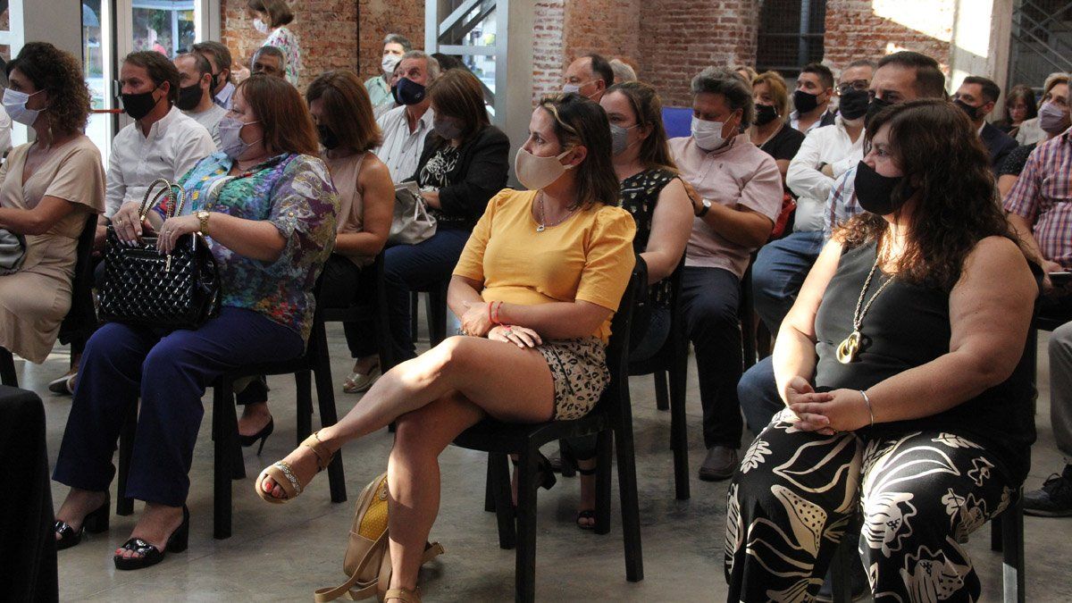 La presentaci&oacute;n se hizo ante la presencia de empresarios y cooperativas de la construcci&oacute;n, federaciones cooperativas, representantes de APYME, autoridades provinciales y municipales.