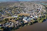 Se calcula que en Alto Verde viven alrededor de 18.000 personas, rodeadas por el agua de los ríos y lagunas. Se calcula que en Alto Verde viven alrededor de 18.000 personas, rodeadas por el agua de los ríos y lagunas.