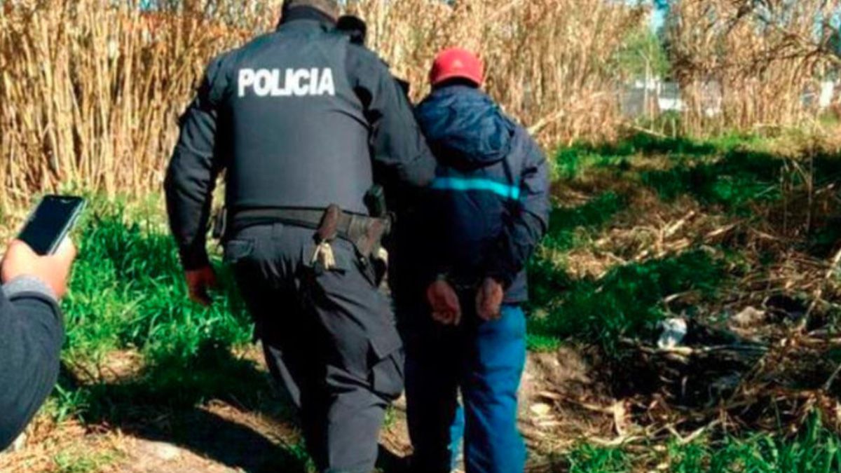 Quemó con agua hirviendo a sus hijos y los entregó a su pareja para que los violara