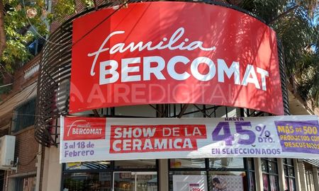 entro armado al negocio, le apunto al empleado, le robo el celular y escapo entro armado al negocio, le apunto al empleado, le robo el celular y escapo