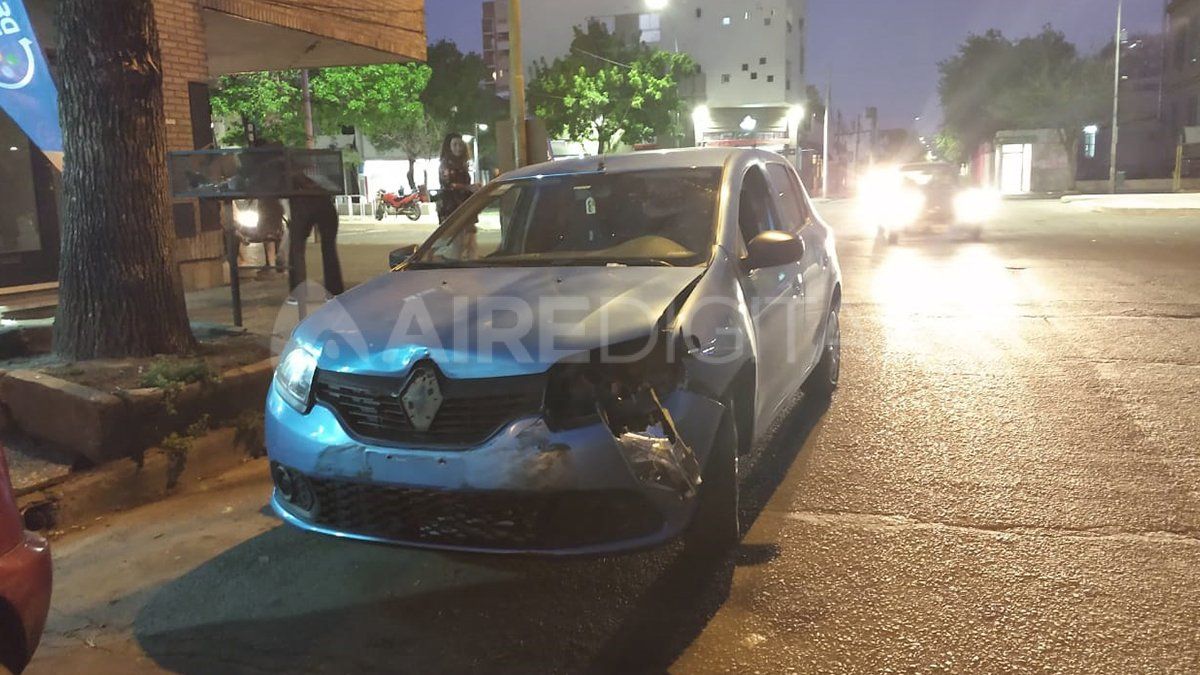 El otro vehículo que también participó del choque quedó estacionado por calle Salta en dirección al oeste.