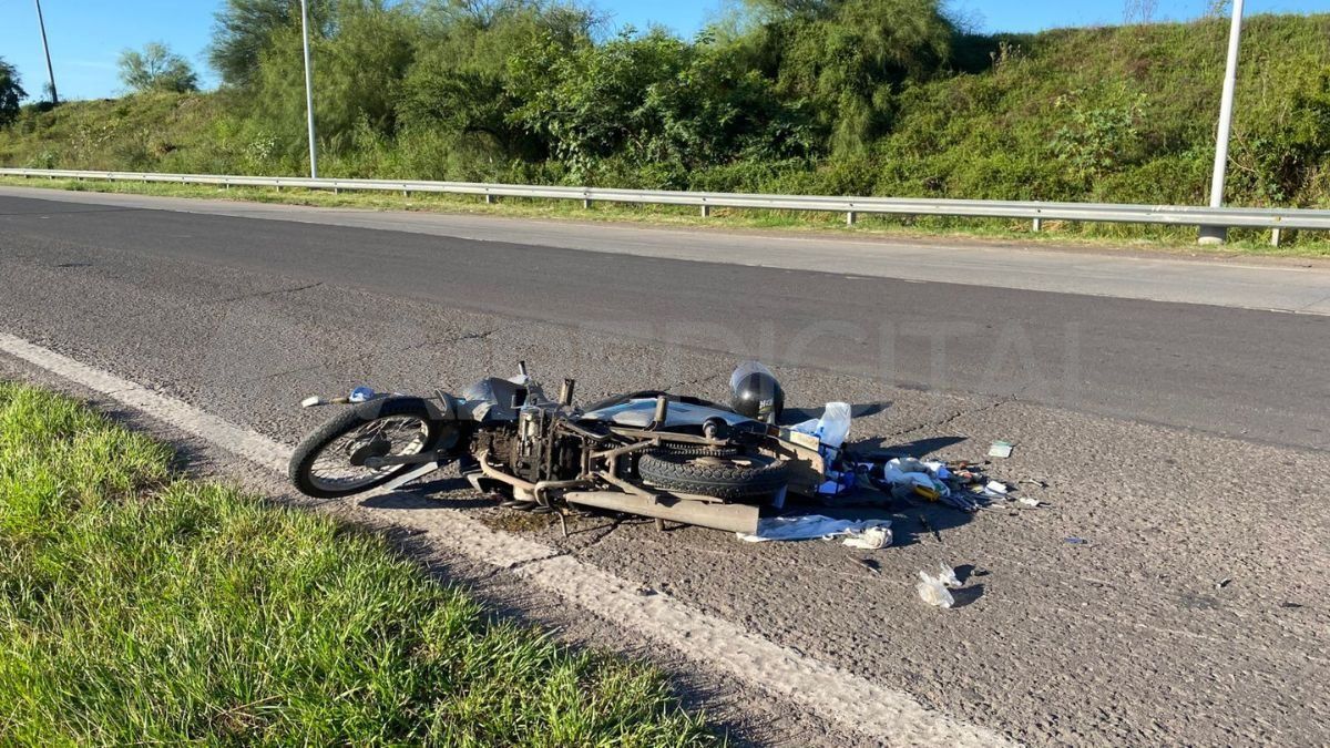 Si bien el accidente no tuvo consecuencias graves, la motocicleta quedó completamente destruida.