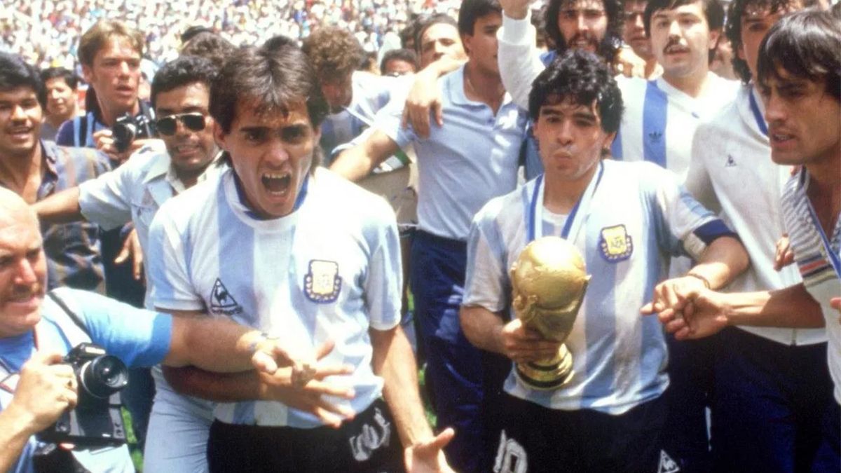 Pedro Pasculli y Diego Maradona luego de consagrarse campeones en el Mundial de 1986 con la Selección Argentina.