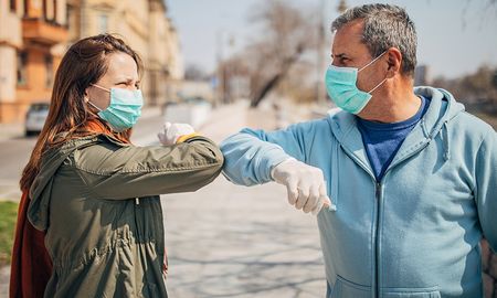 La OMS pidi&oacute; que no haya saludo con los codos y sugiri&oacute; hacerlo de forma distanciada, con la mano en el coraz&oacute;n.