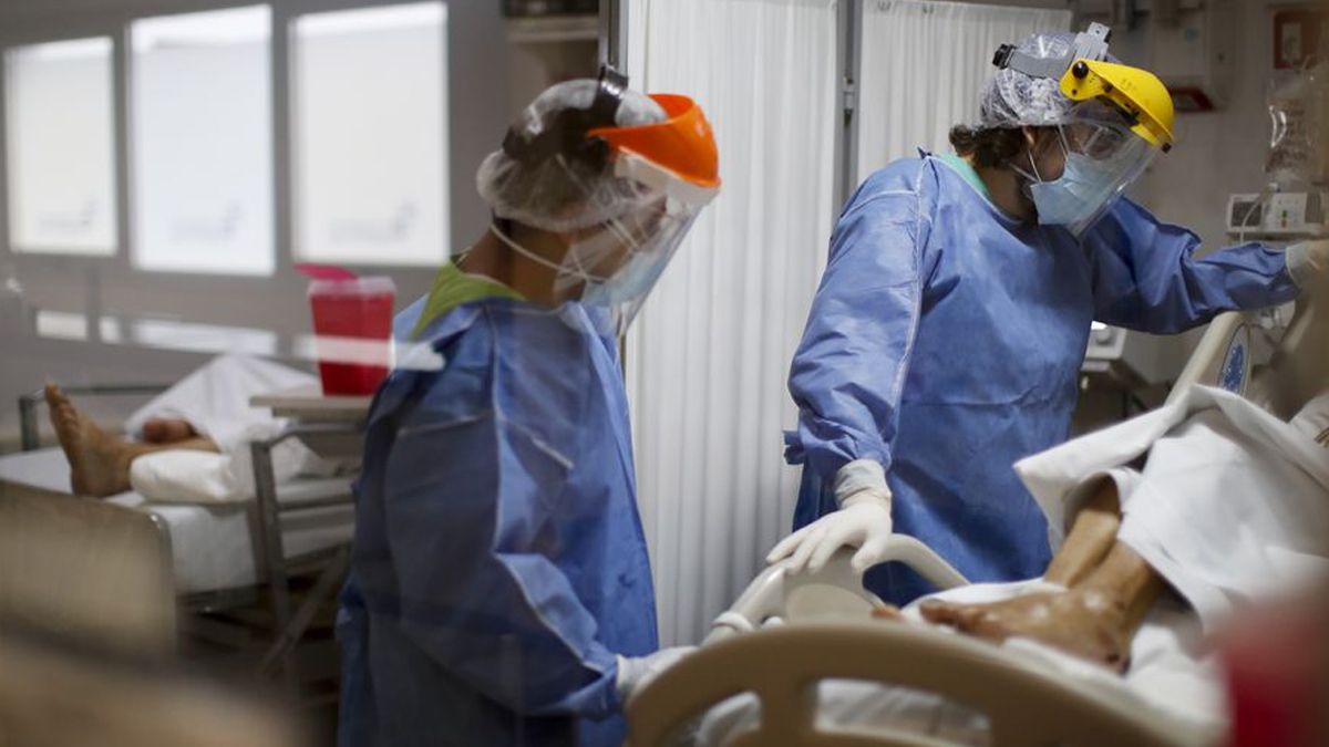 La cartera sanitaria indicó que son 1.489 los internados con coronavirus en unidades de terapia intensiva, con un porcentaje de ocupación de camas de adultos de 38,2% en el país.